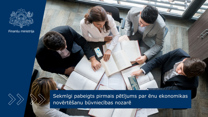 Sekmīgi pabeigts pirmais pētījums par ēnu ekonomikas novērtēšanu būvniecības nozarē. Attēlā no augšas redzams darba galds ap kuru sēž vīrieši un sievietes, uz galda novietoti dažādi dokumenti