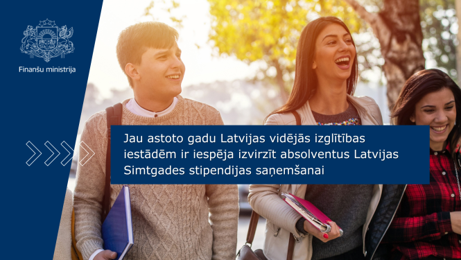 Trīs jaunieši saulainā dienā