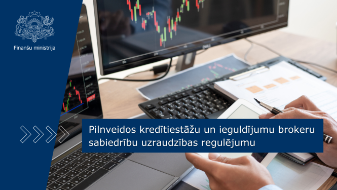 Attēlā redzami divi datoru ekrāni, kuros redzamas datu līknes, asttēla priekšplānā redzamas cilvēka rokas, kuras tur pildspalvu un telefonu, uz galda ir redzami dokumenti.
