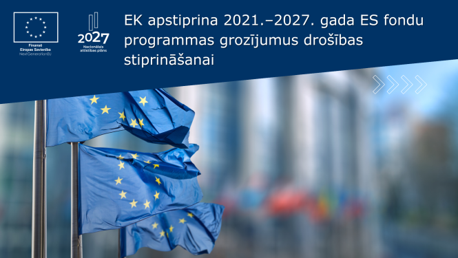 Redzami vējā plīvojam trīs Eiropas Savienības karogi mastā