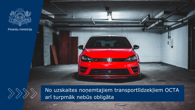 Attēlā redzams sarkans auto novietots pazemes stāvvietā, attēla kreisajā pusē ir Finanšu ministrijas logo uz zila fona. Attēla centrā ir teksts No uzskaites noņemtajiem transportlīdzekļiem OCTA arī turpmāk nebūs obligāta.