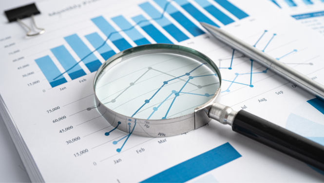 Attēlā dokumentu kopums ar dažādām datu diagrammām zilā krāsā, pa virsu dokumentiem lupa un pildspalva