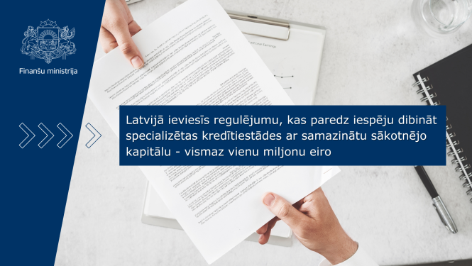 Attēlā redzams dokuments, ko viena persona nodod otrai. Uz attēla ir teksts "Latvijā ieviesīs regulējumu, kas paredz iespēju dibināt specializētas kredītiestādes ar samazinātu sākotnējo kapitālu - vismaz vienu miljonu eiro"
