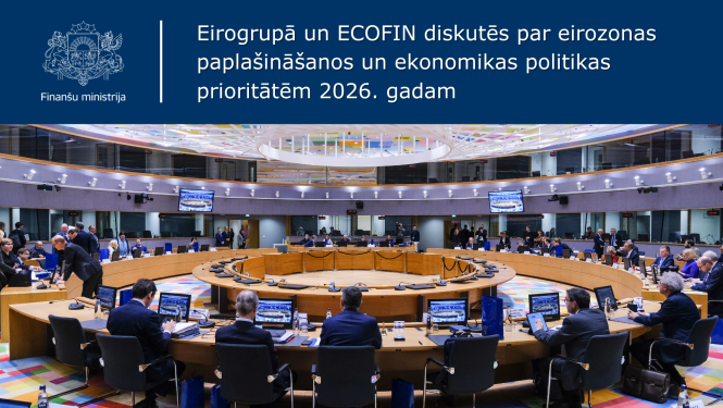 Plaša skata foto ar apaļu sanāksmju zāli, kur pie liela apļa galda sēž un strādā ES finanšu ministri Eirogrupas un ECOFIN sanāksmē, uz attēla ir teksts un ministrijas ģerbonis uz zila fona.
