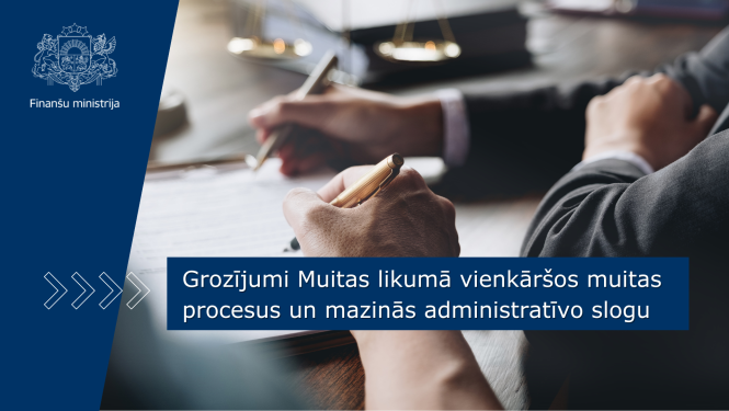 Attēlā redzama daļa no darba galda virsmas pie kā divi cilvēki paraksta dokumentu, uz attēla ir teksts