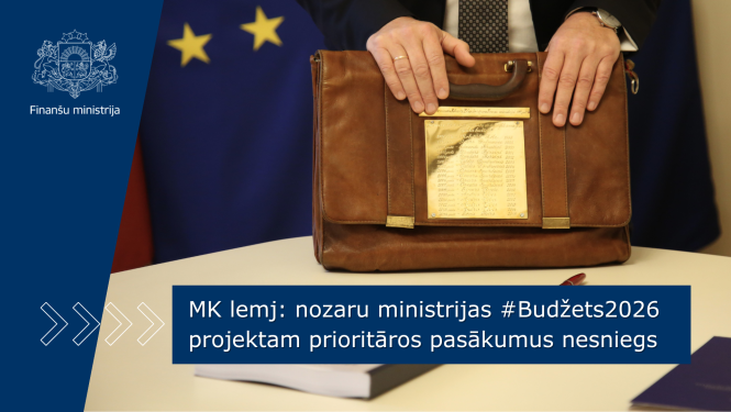 Attēlā redzams uz galda novietots budžeta portfelis, kuru tur cilvēka rokas, uz attēla ir teksts "MK lemj: nozaru ministrijas #Budžets2026 projektam prioritāros pasākumus nesniegs"