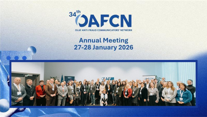 Attēlā ir redzama cilvēku grupa, kas stāv un skatās kamerā, taisot kopbildi pasākuma ietvaros