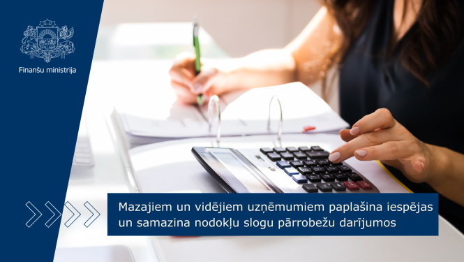 Sieviete sēž pie galda un veic aprēķinus ar kalkulatoru un pieraksta datus uz galda esošos dokumentos