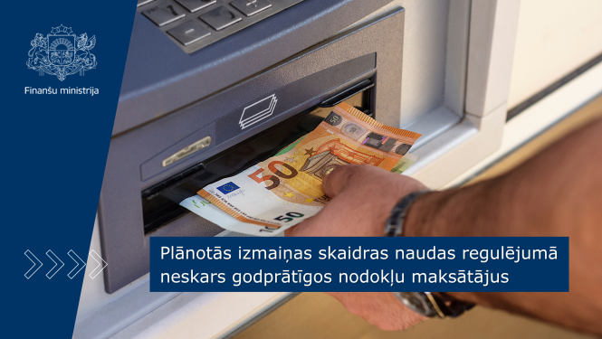 Attēlā cilvēka roka liek bankomātā eiro banknotes, teksts uz attēla "Plānotās izmaiņas skaidras naudas regulējumā neskars godprātīgos nodokļu maksātājus"