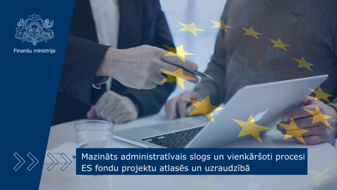 Vīriešu uzvalkos pie datora un Eiropas Savienības zvaigznes