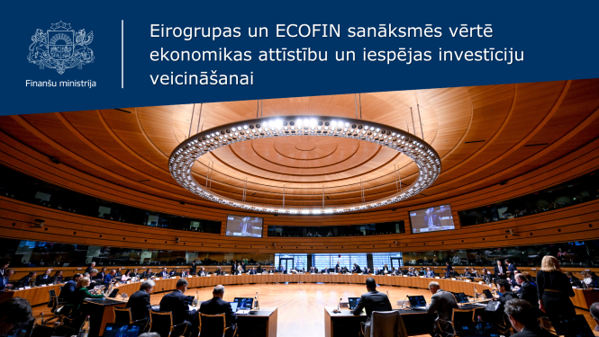 Attēlā redzama plaša apaļa zāle, kurā aplī vairākās rindās izkārtoti galdi, pie kuriem sēž cilvēki, pie griestiem redzama liela apļveida lampa