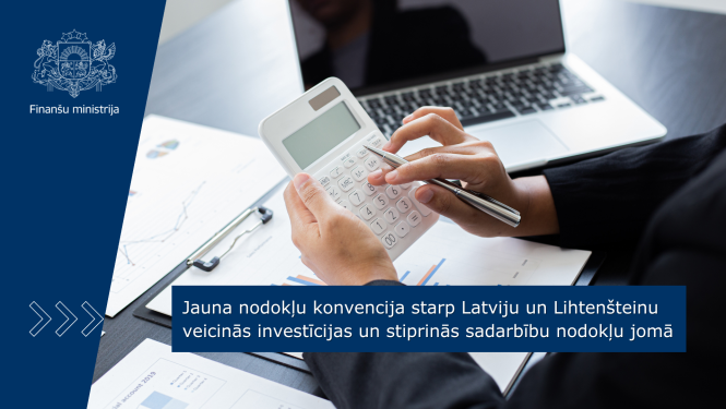 Attēlā redzama darba galda virsma, uz kura stāv dokumenti un portatīvais dators, cilvēks sēž pie galda un veic aprēķinus ar kalkulatoru