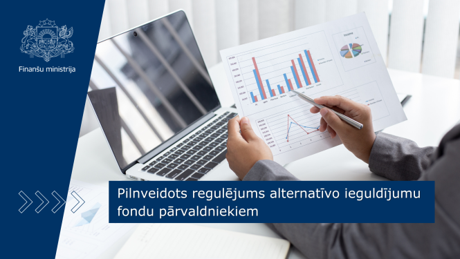 Attēlā redzams cilvēks, kurš tur rokās dokumentus ar grafiku stabiņiem, uz galda stāv citi dokumenti un portatīvais dators