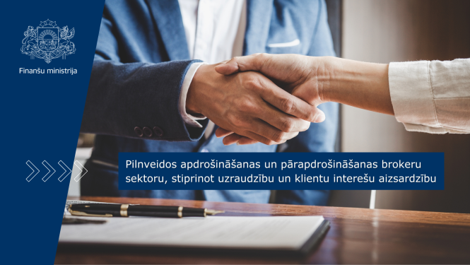 Attēlā redzams vīrieša gaiši zilā uzvalkā un sievietes baltā kreklā rokasspiediens virs galda virsmas, uz galda stāv dokumenti un pildspalva. Uz attēla ir teksts "Pilnveidos apdrošināšanas un pārapdrošināšanas brokeru sektoru, stiprinot uzraudzību un klientu interešu aizsardzību"
