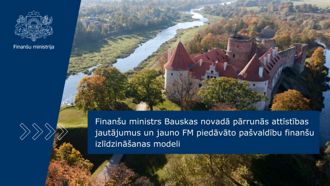 Skats uz koku ieskautu Bauskas pili no putna lidojuma, blakus tek upe, uz attēla ir teksts