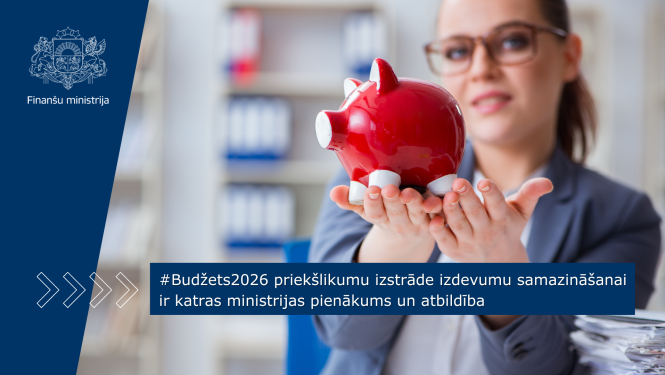 Sieviete ar brillēm, lietišķā kostīmā tur rokās sarkanu krājkasīti cūkas formā, uz attēla ir teksts "#Budžets2026 priekšlikumu izstrāde izdevumu samazināšanai ir katras ministrijas pienākums un atbildība"