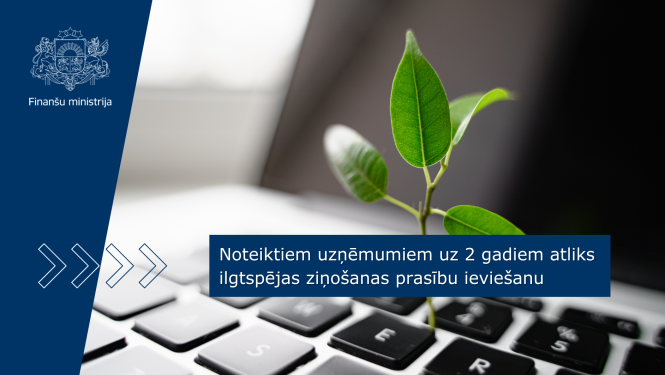 Attēlā no portatīvā datora klaviatūras izaudzis zars ar pāris zaļām lapām, uz attēla ir teksts "Noteiktiem uzņēmumiem uz 2 gadiem atliks ilgtspējas ziņošanas prasību ieviešanu"