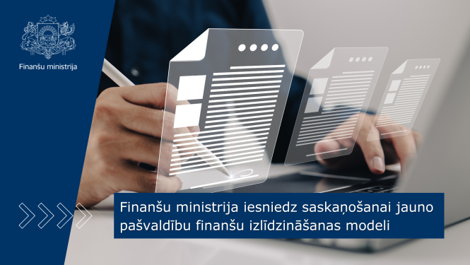 Cilvēks strādā ar dokumentiem pie datora, uz attēla ir teksts "Finanšu ministrija iesniedz saskaņošanai jauno pašvaldību finanšu izlīdzināšanas modeli"