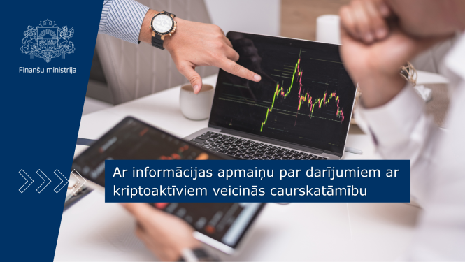 Attēlā redzamas divu vīriešu rokas, viena norāda uz datu līkni portatīvā datora ekrānā, otra - tur rokās planšeti, kurā arī redzami dažādi dati. uz attēla ir teksts Ar informācijas apmaiņu par darījumiem ar kriptoaktīviem veicinās caurskatāmību