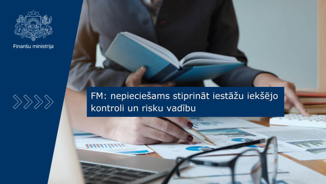 Attēlā redzams divas sievietes, kuras strādā pie galda, uz galda virsmas ir salikti dažādi dokumenti ar grafikiem un datiem, tuvplānā redzamas uz galda noliktas brilles