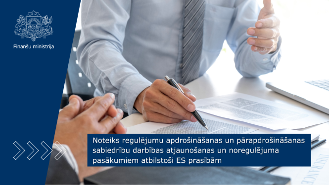 Divi cilvēki biznesa vidē apspriež dokumentus; viens tur pildspalvu virs papīriem uz galda. Kreisajā pusē redzams Finanšu ministrijas logo un teksts