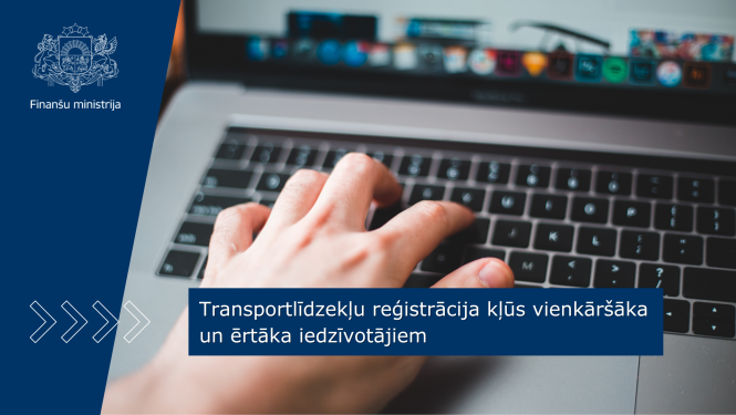 Attēlā tuvplānā redzama cilvēka roka virs portatīvā datora klaviatūras