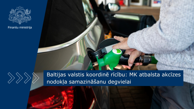 Vīrietis degvielas uzpildes stacijā uzpilda auto