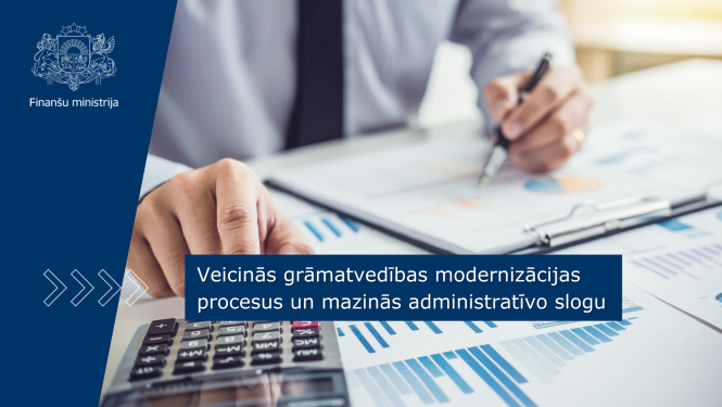 Attēlā redzama gald virsma, uz kuras salikti dažādi dokumenti un kalkulators, cilvēks sēž pie galda un veic aprēķinus, ar otru roku veicot pierakstus