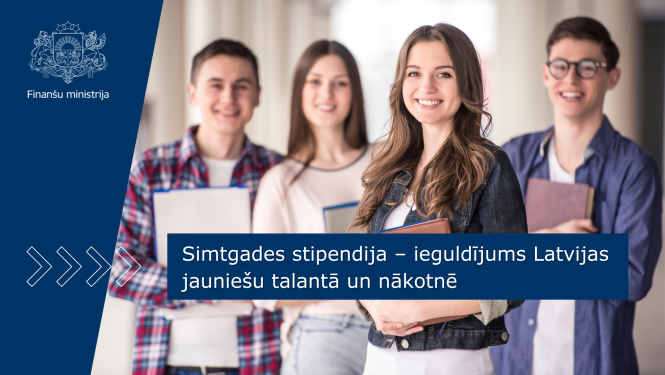 Stāv četri smaidīgi jaunieši, meitene nedaudz izvirzīta priekšplānā