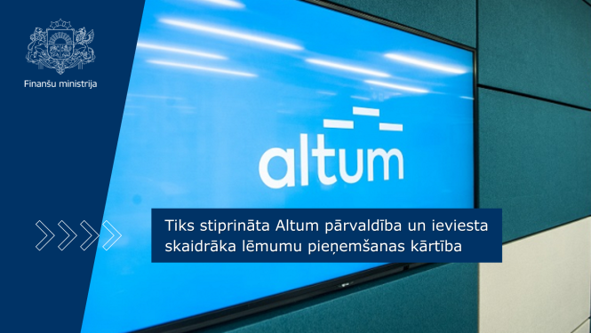 Attēlā uz sienas redzams TV ekrāns, kurā uz zila fona ir Altum logo