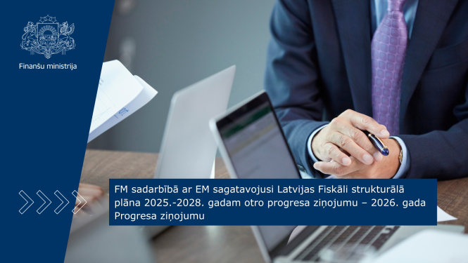 Pie galda sēž vīrietis zilā uzvalkā un diskutē, uz galda stāv vairāki portatīvie datori 