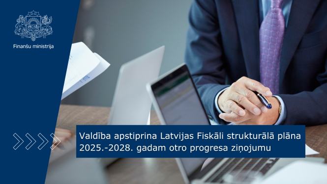 Vīrietis uzvalkā pie galda sēž un strādā ar dokumentiem un portatīvo datoru