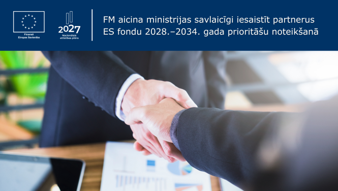 Divi vīrieši sarokojas virs galda virsmas, uz kuras stāv dokumenti