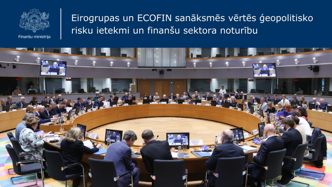 Plašā konferenču zālē ar balkonu pie pa vidu novietota apaļa konferenču galda sēž sievietes un vīrieši 