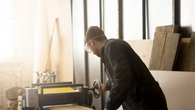 vīrietis pie darbgalda