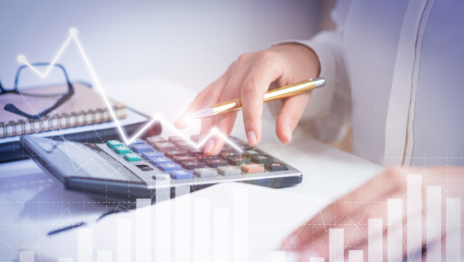 Attēlā redzama rēķināšana un vizuāli grafiki