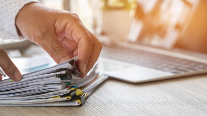 Dators un dokumenti uz darbagalda