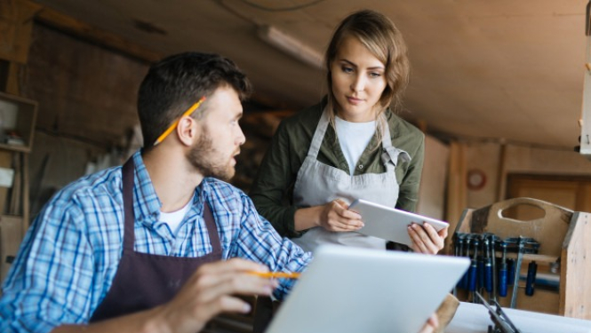 Divi uzņēmēji pie datora