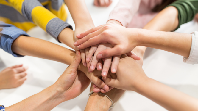 Bērnu rokas krustotas bildes centrā