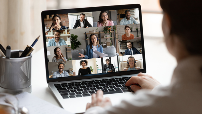 Uz galda redzams portatīvais dators, kurā notiek tiešsaistes saruna