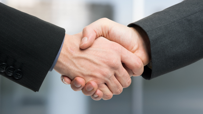 Divu vīriešu rokasspiediens tuvplānā