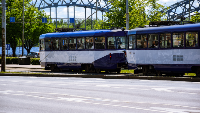 Pilsētvides skats ar tramvaja vagoniem