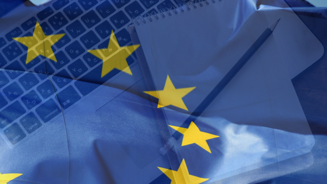 Eiropas Savienības karogs, plānotājs, dators, zīmulis