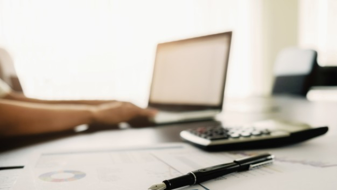 pildspalva, tabulas, dators