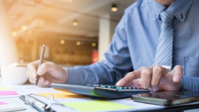 Grāmatvedis veic aprēķinus