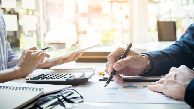 Tabulas, brilles, ar pildspalvu norāda uz tabulām