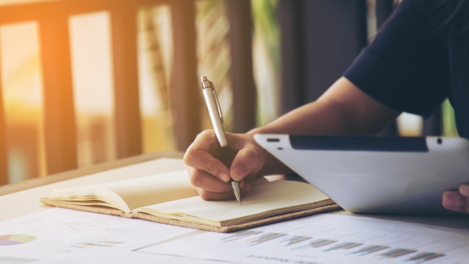 Ar planšetdatoru rokā, tiek veikti pieraksti plānotājā