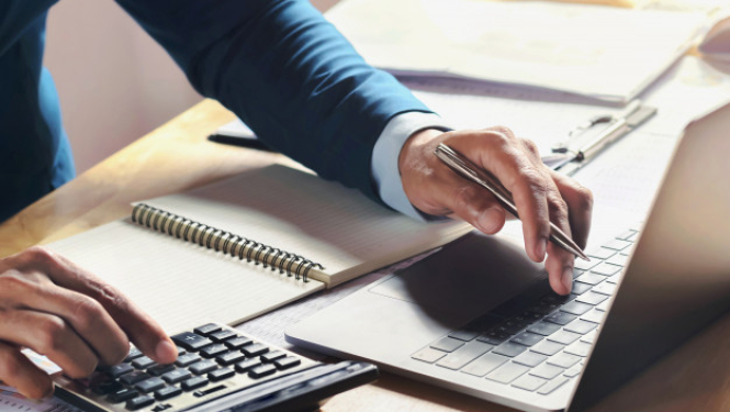 rēķināšana ar kalkulatoru, izmanto datoru