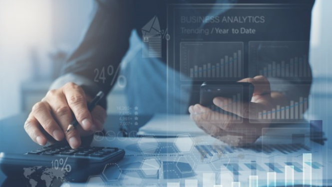 Datu tabulas un vīrietis tur telefonu rokās