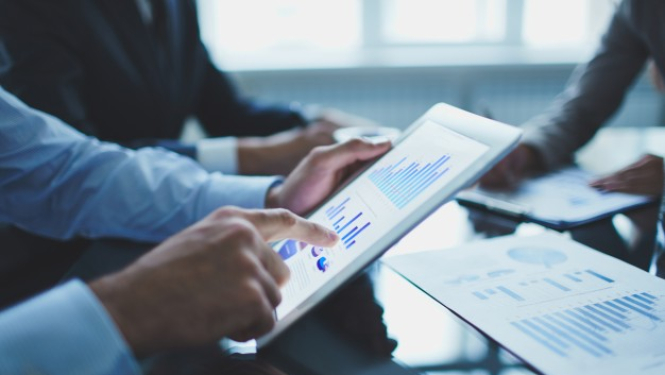 Planšetē tiek analizēti dati